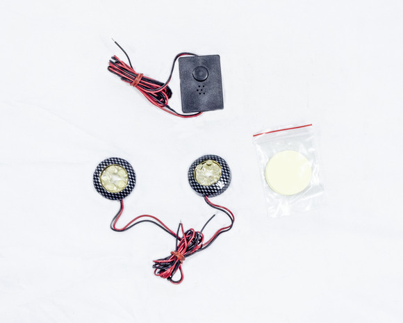 Фонари самоклеющиеся светодиодн. круглые (2шт) M18AW1 карбон белый мигающий свет SCOOTER-M pitbikemarket.ru